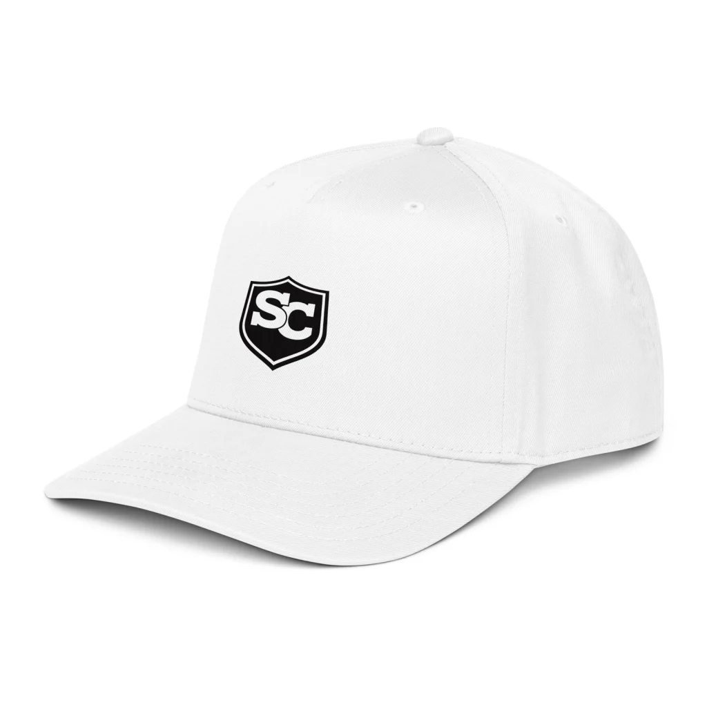 Gorra blanca de 5 paneles con el escudo SC, vista lateral izquierda