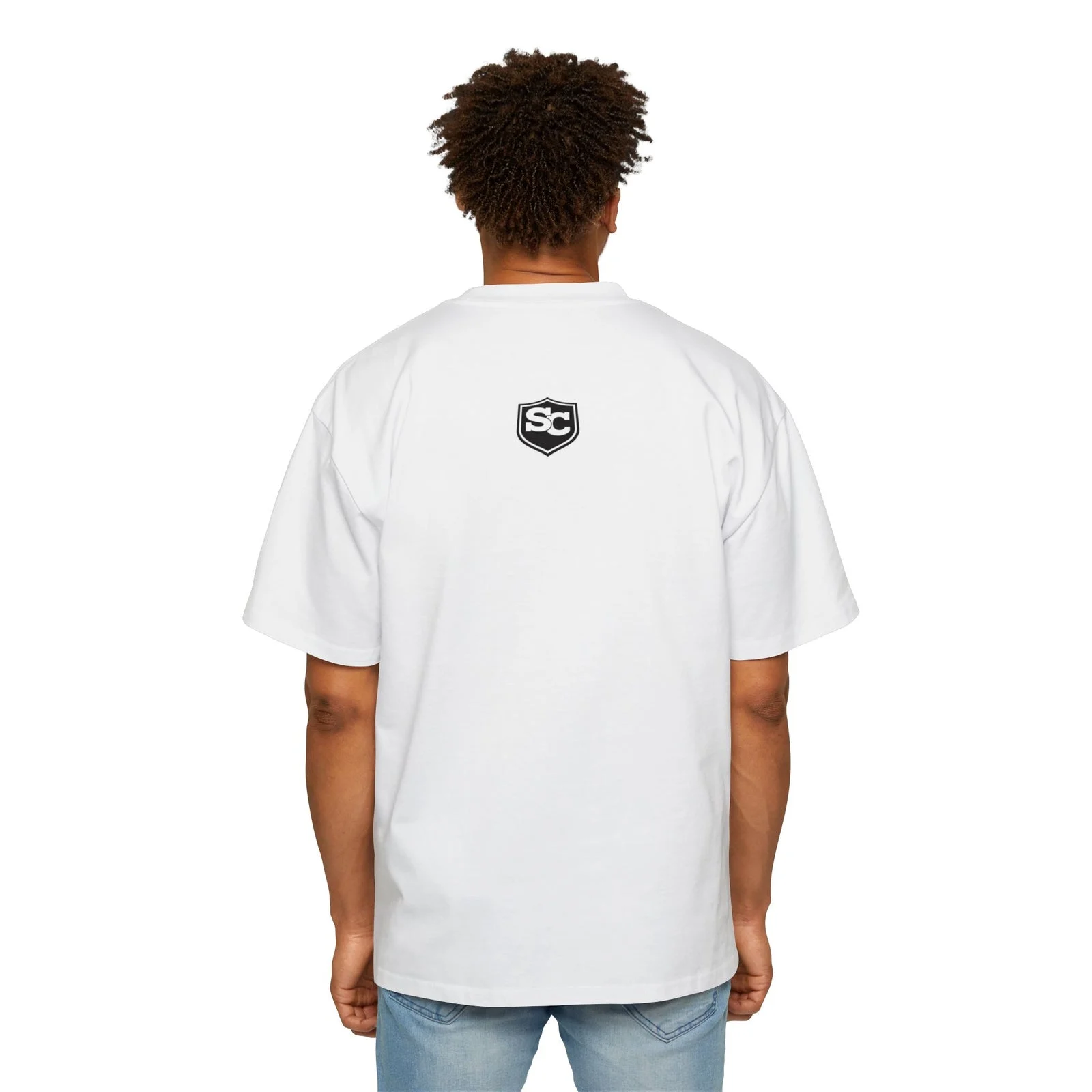 Chico de espaldas con la camiseta Heavy Oversize blanca