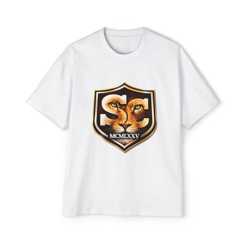 Camiseta Heavy Oversize blanca con el escudo SC del león, vista frontal