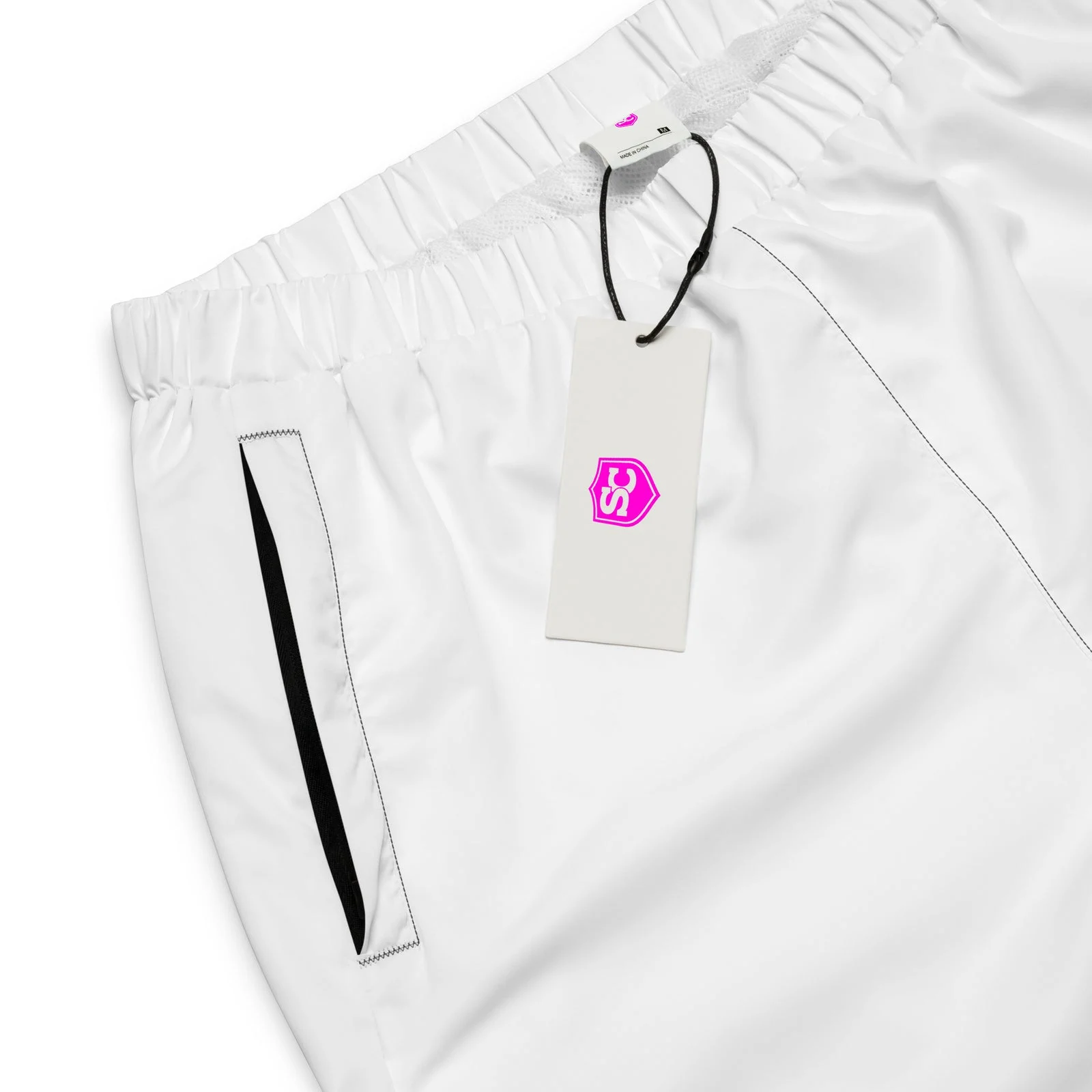 Detalle del bolsillo con cremallera y la etiqueta del pantalón track blanco