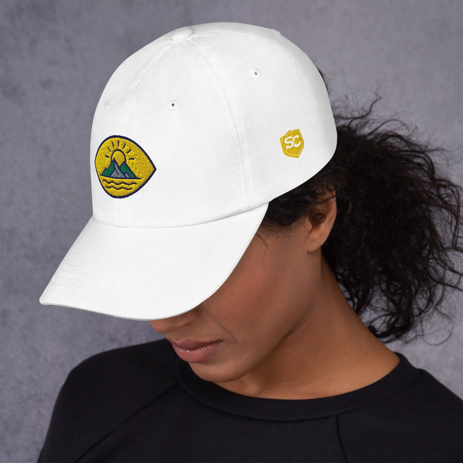 Gorra dad hat blanca, vista lateral