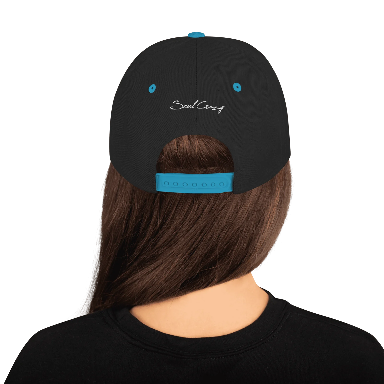 Chica de espaldas con la gorra snapback con bordado 3D