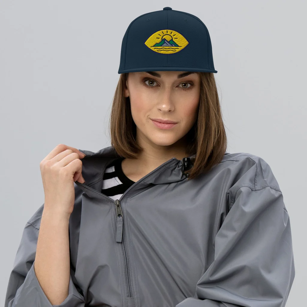 Chica con la gorra Soul Crazy azul marino y parche bordado