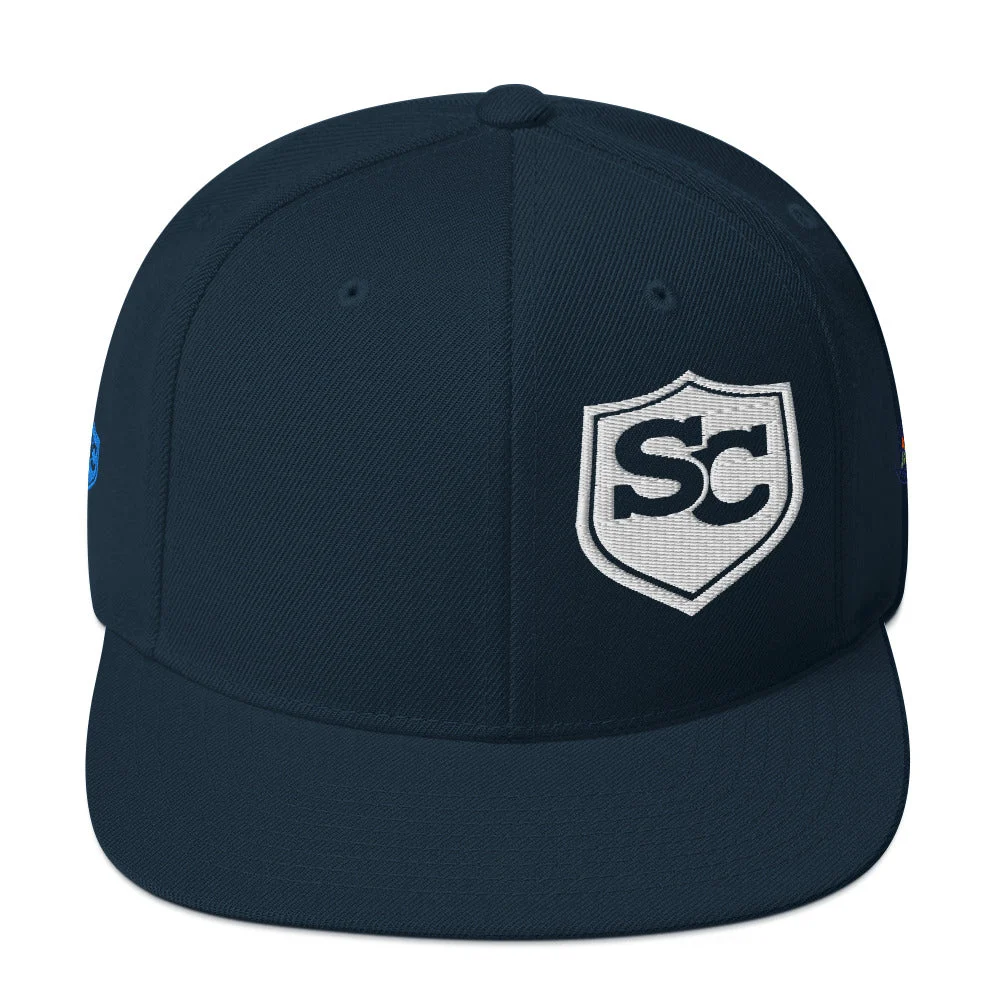 Gorra snapback azul marino con el escudo SC bordado, vista frontal