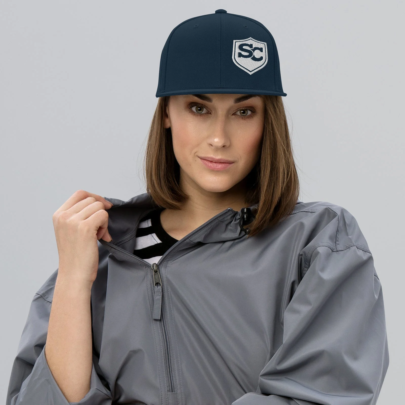 Chica con la gorra snapback bordada azul marino
