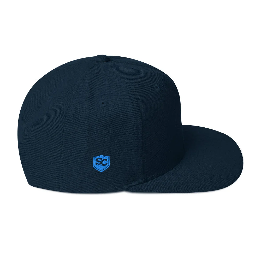 Gorra snapback azul marino, lateral con el escudo SC pequeño bordado
