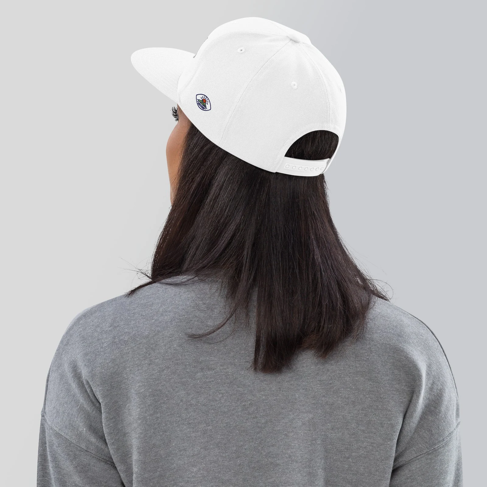 Chica de espaldas con la gorra snapback blanca