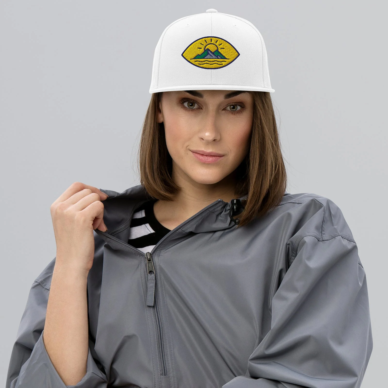 Chica con la gorra Soul Crazy blanca y parche bordado