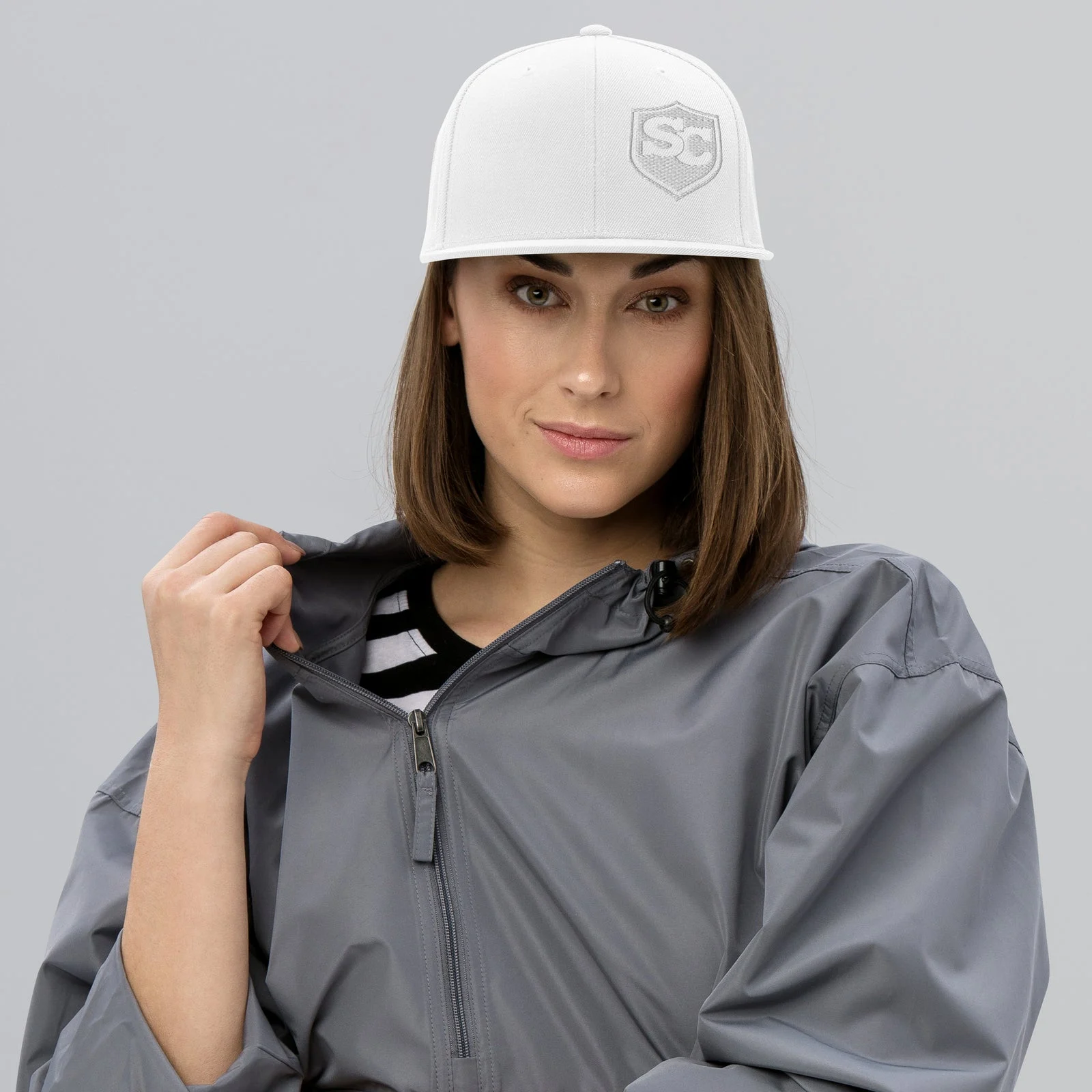 Chica con la gorra snapback bordada blanca con el escudo SC