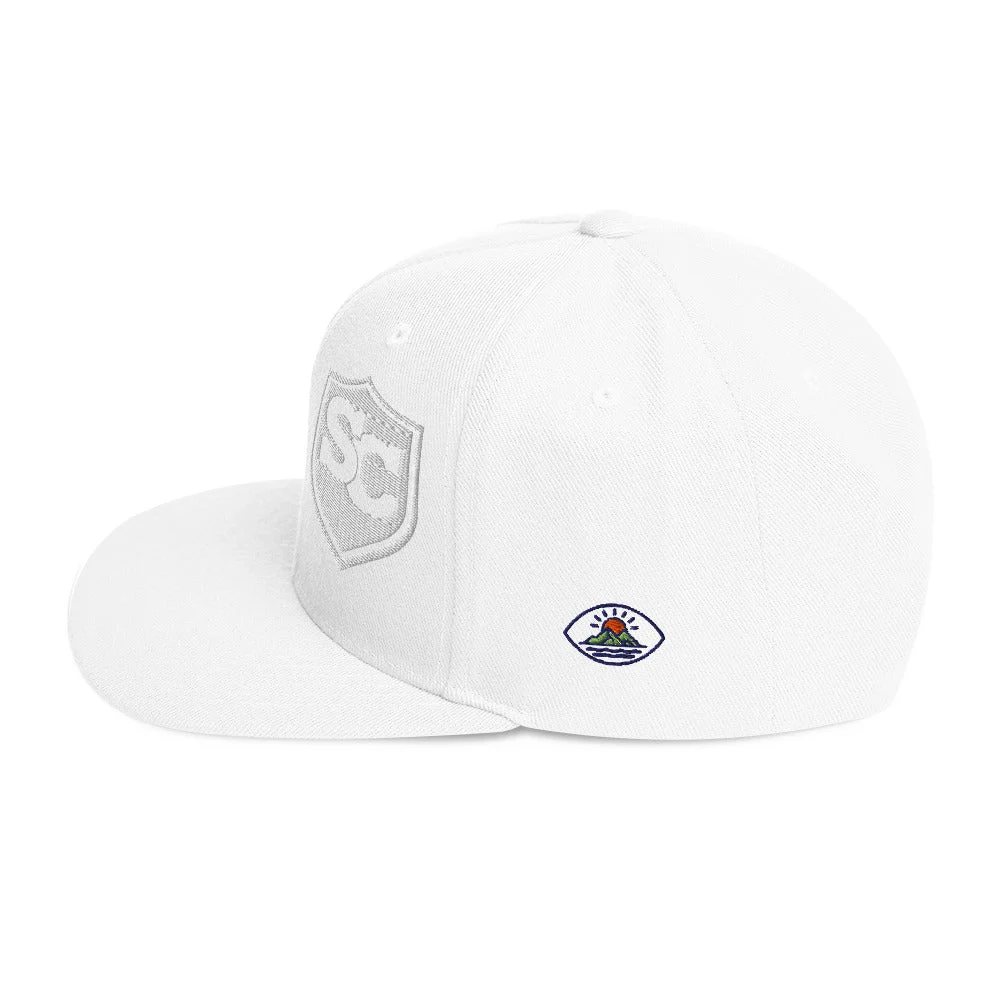 Gorra snapback blanca, vista lateral