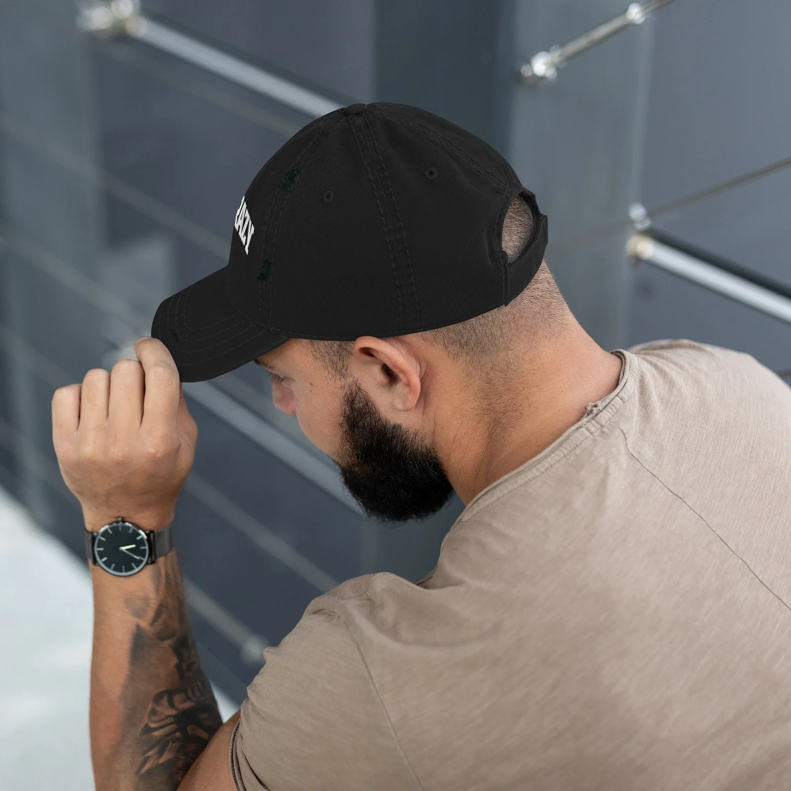 Chico con la gorra negra desgastada, vista lateral