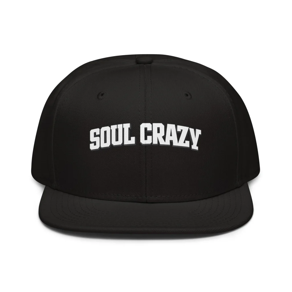 Gorra snapback negra con las letras Soul Crazy bordadas en blanco, vista frontal