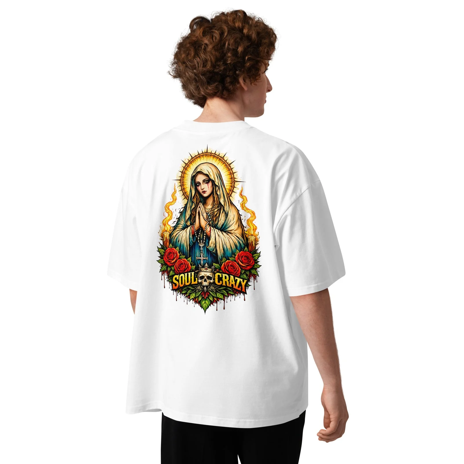Espalda de la camiseta oversize con la Virgen a color, rosas y el logo Soul Crazy