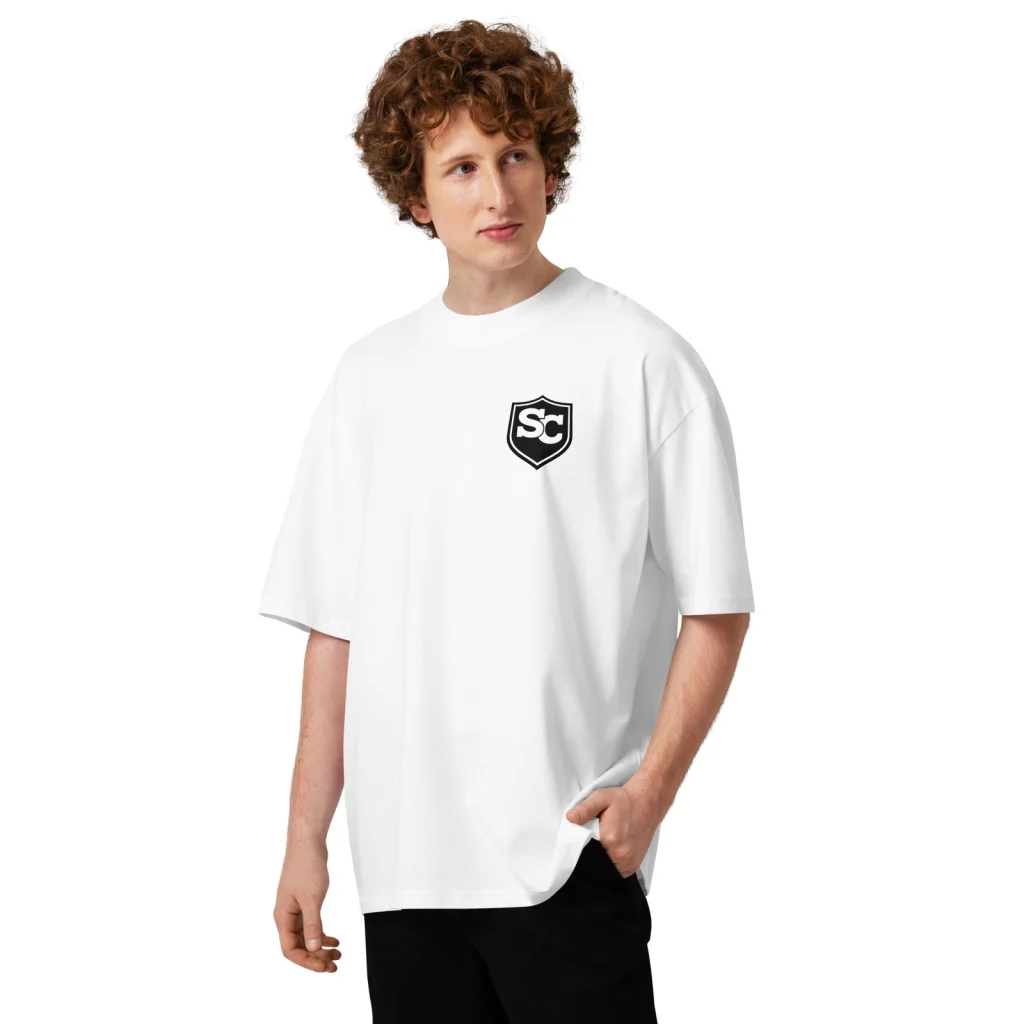 Chico con la camiseta oversize blanca Soul Crazy y el escudo SC en el pecho